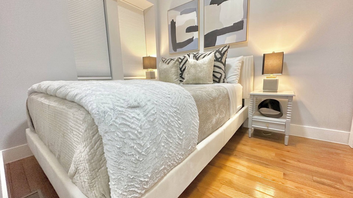 Mott Haven House | Townhouse Castle minutes to the center of NYC + Parking + Laundry + Fast WiFi