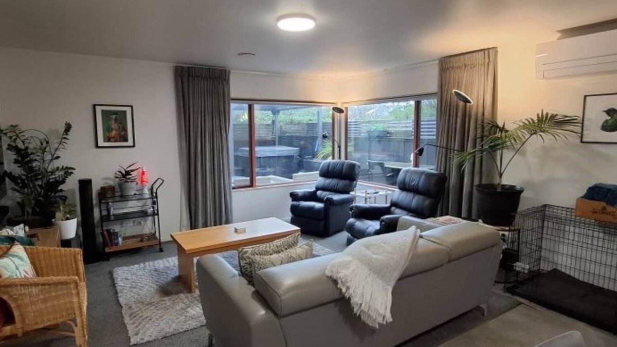 Nelson South House | Townhouse Haven - Modern, Spa, close to Nelson Central! Pets welcome.