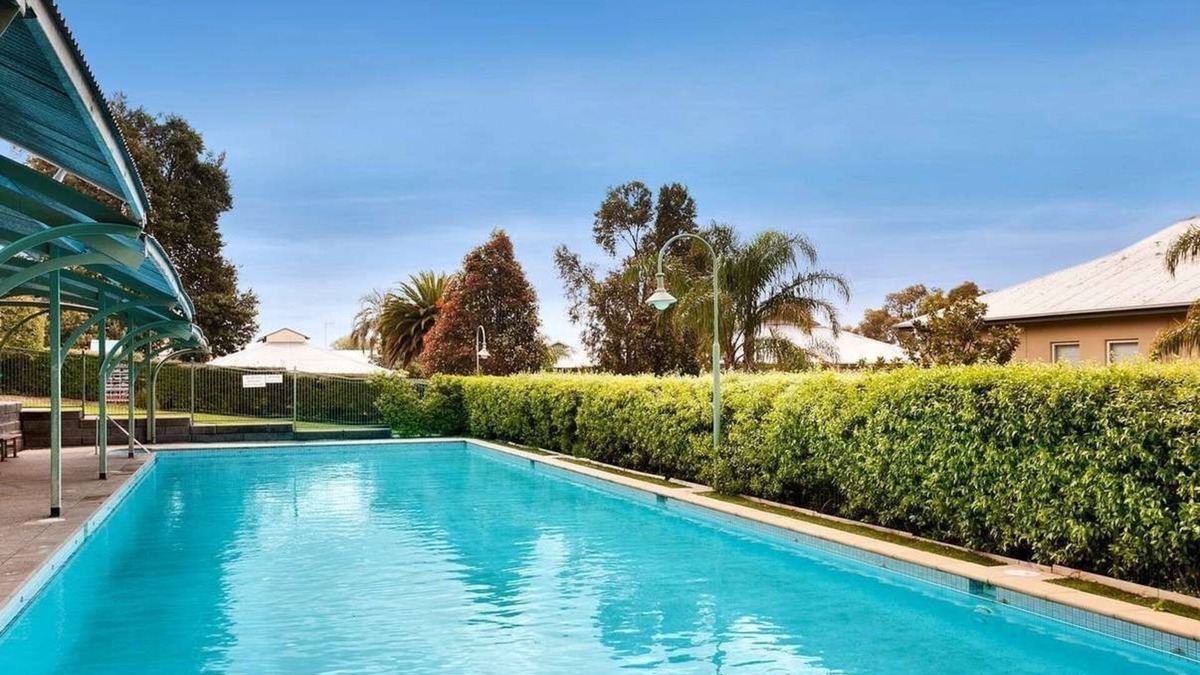 Kew House | Townhouse In An Exclusive Estate with Pool, Tennis Courts & Gym