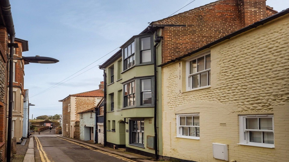 Cromer Cottage | Townhouse in Cromer near Sandy Beaches