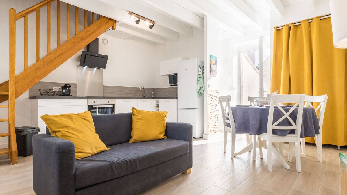 La Montagne Cottage | Townhouse in La Montagne with Wifi, Pets Allowed, Near Nantes