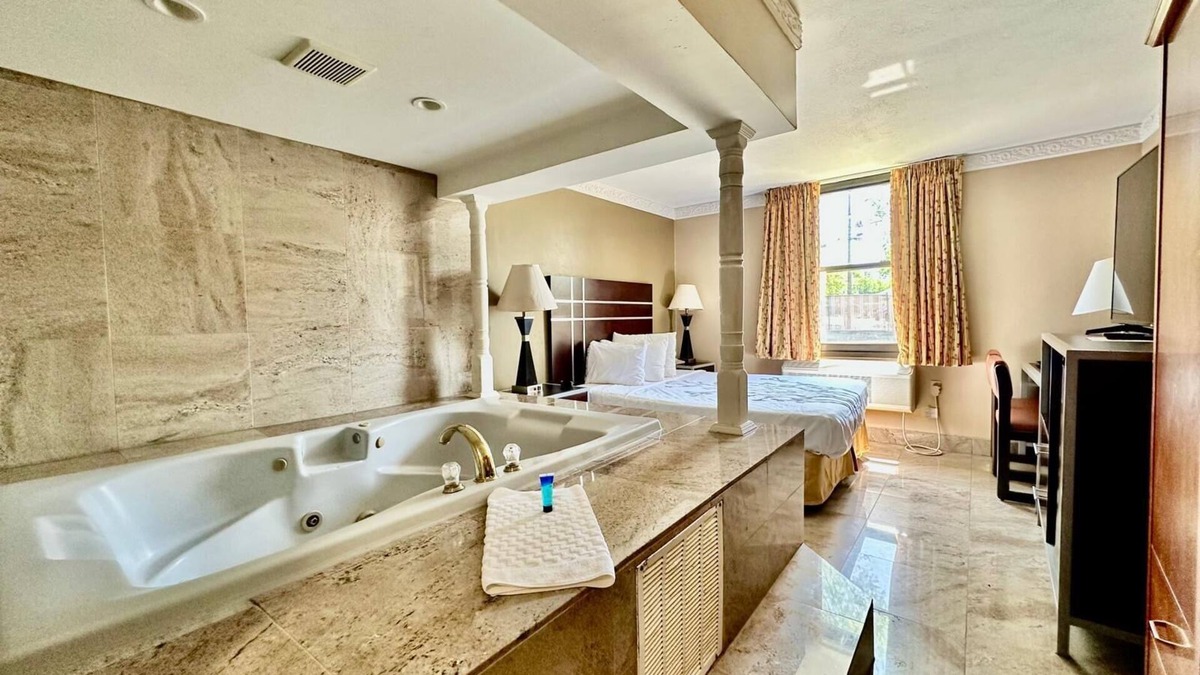 Elmwood Park Hotel | Townhouse Inn & Suites