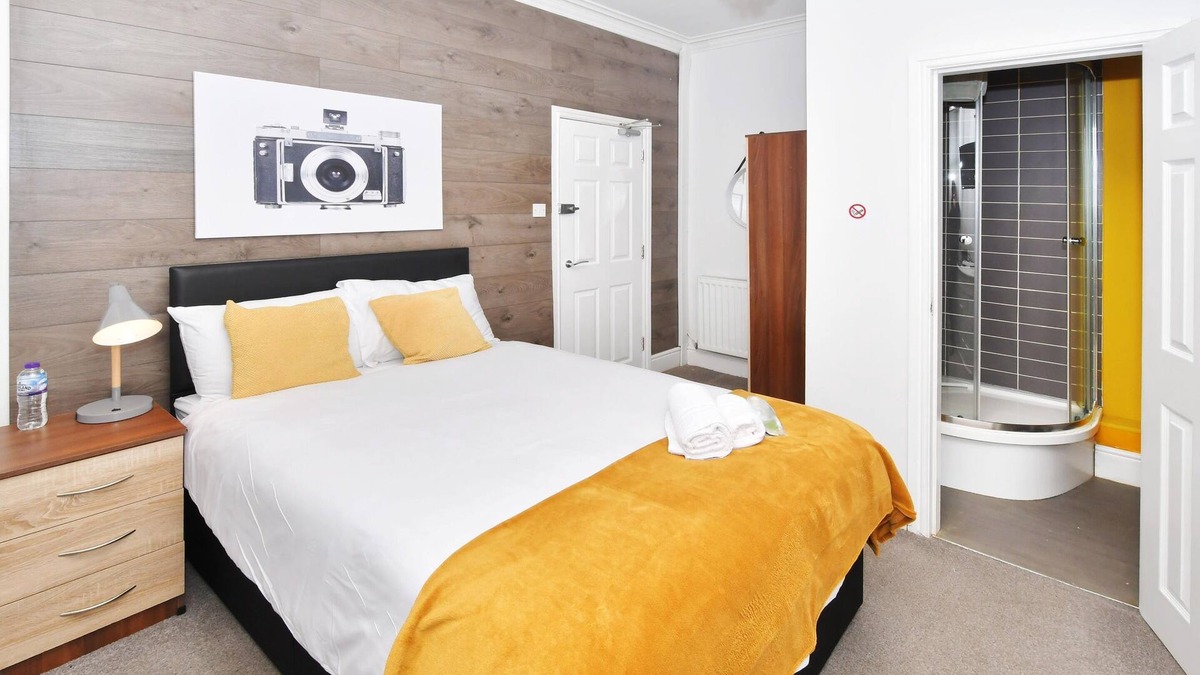 Crewe House | Townhouse @ Lord Street Crewe - Superior Double Ensuite With TV