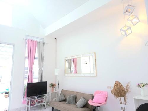 Sukaraja House | Townhouse MisNov good escape from Jakarta