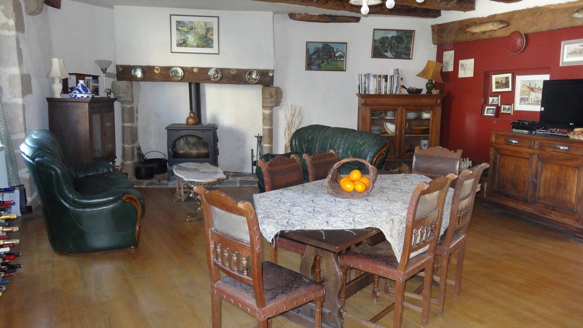 Eymoutiers Bed & Breakfast | Townhouse St Jacques - Green room, with private bathroom, centre of Eymoutiers.