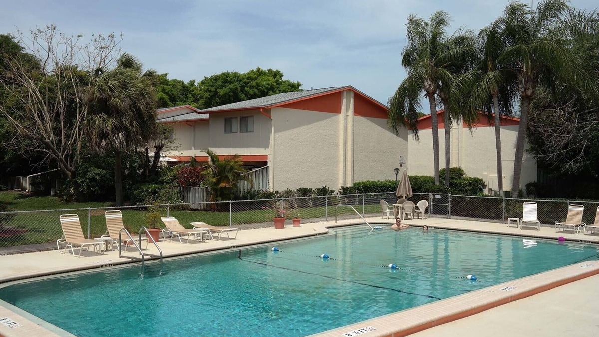 Greater Pinellas Point House | Townhouse-Style Condo in Quiet Complex with Palm Trees and Pool