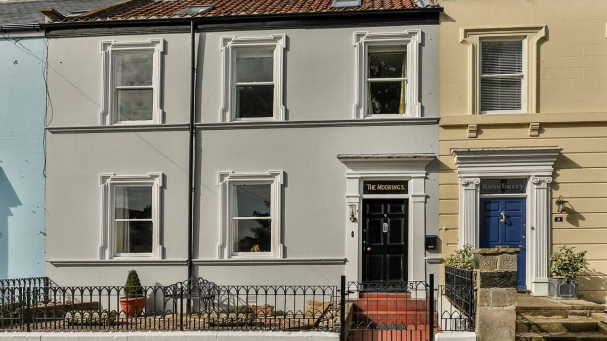 West Cliff House | Townhouse Whitby, Sleeps 12, close beach/town, Parking. 4 baths, SkySports