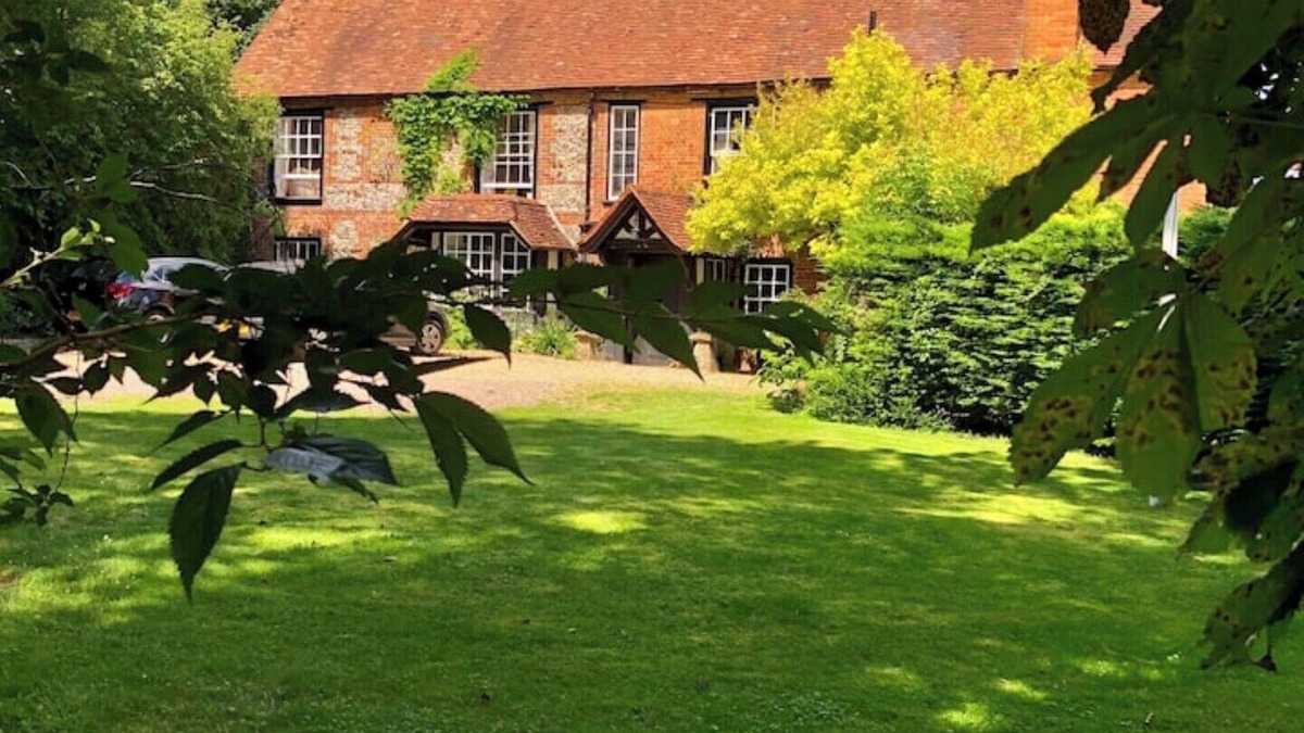 Streatley House | TOWNSEND FARMHOUSE BEAUTIFUL RIVERSIDE VILLAGE….WITH HOT TUB.