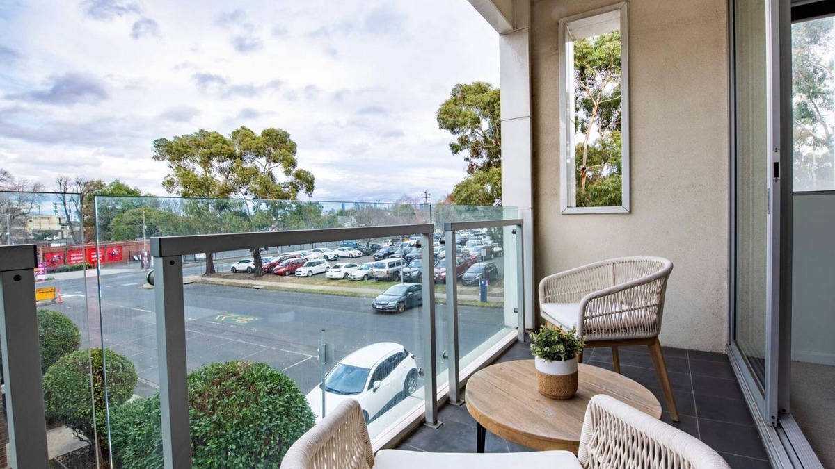 Moonee Ponds Apartment | Trackside Escape by Moonee Valley Racecourse