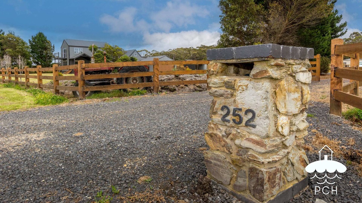 Fish Creek House | Tractor Summary: Styl