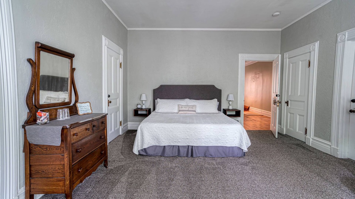 Towanda Bed & Breakfast | Tracy Room with EnSuite Bath