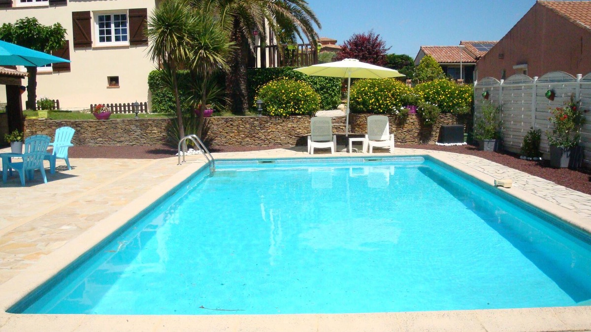 Saint-Genies-de-Fontedit Villa | Traditional villa with pool, spa, sauna