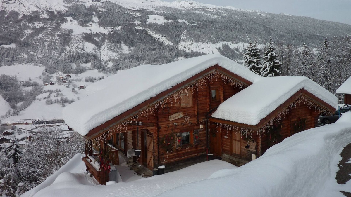 Les Villards-sur-Thones Apartment | Traditional plank Savoyard Chalet