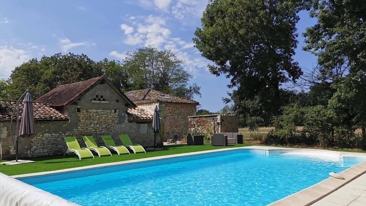 Douzains Cottage | Traditional 2 Bedroom Stone Cottage, Wifi & Pool in SW France
