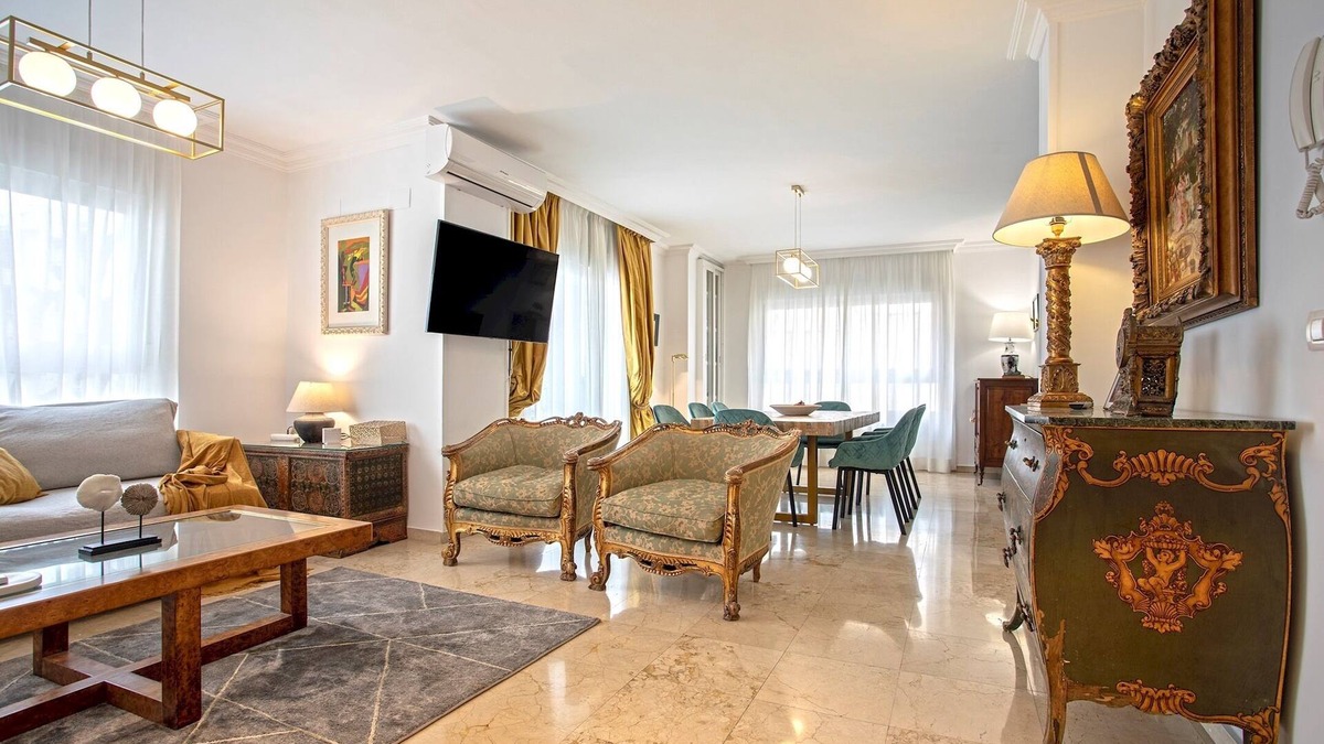 Figares Apartment | Traditional 4 bedrooms apartment in the center of Granada. Martinez Campos