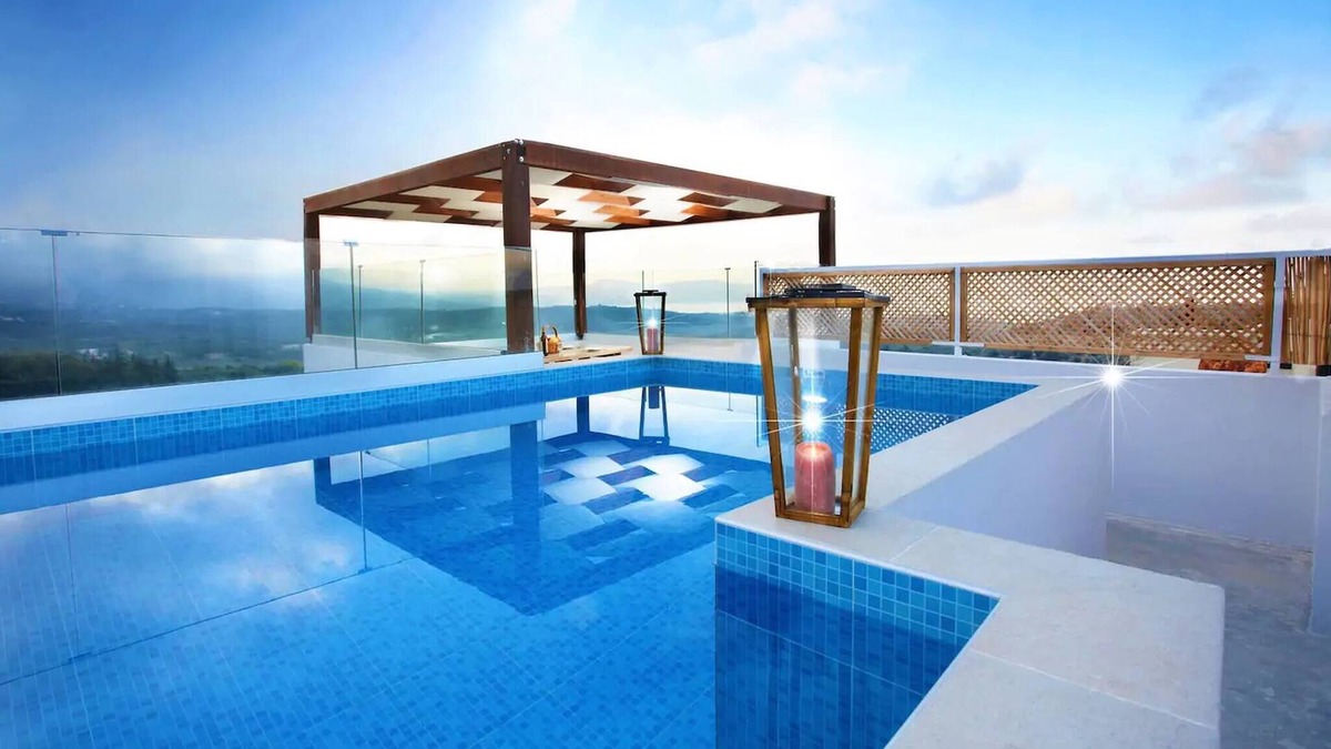 Filaki Villa | Traditional 4bd villa with view,rooftop pool,BBQ!