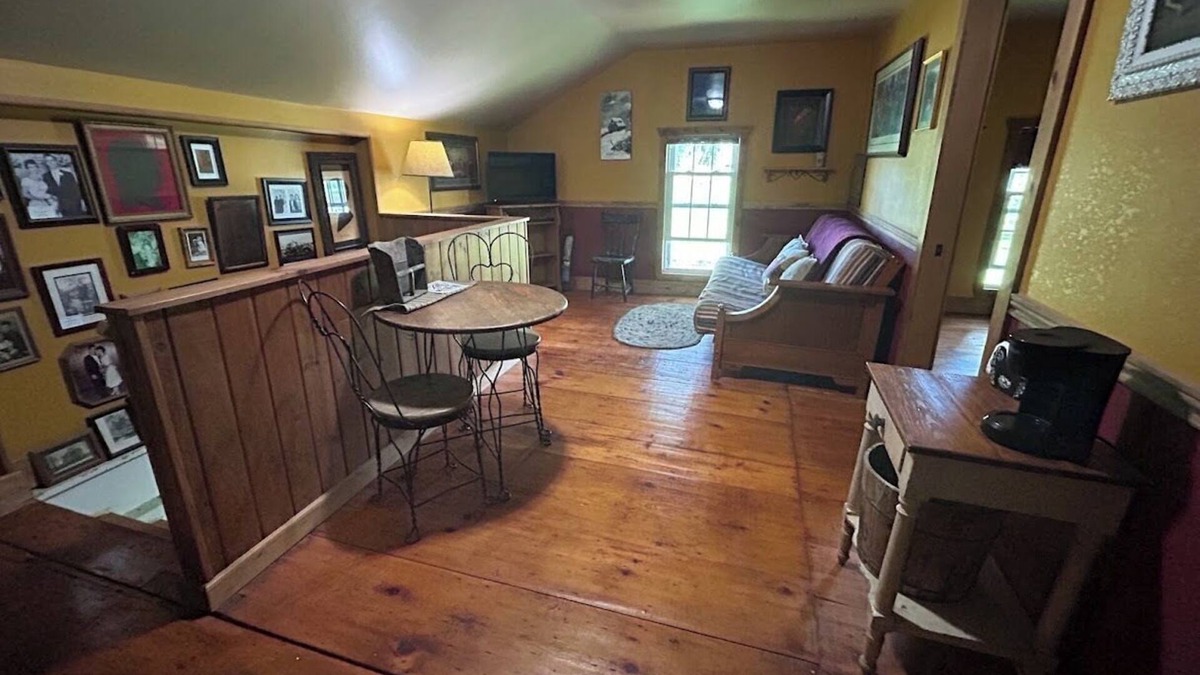Farmersville Station Bed & Breakfast | Traditional bed & breakfast - Hunter Hill Farm - One Bedroom Private Bathroom