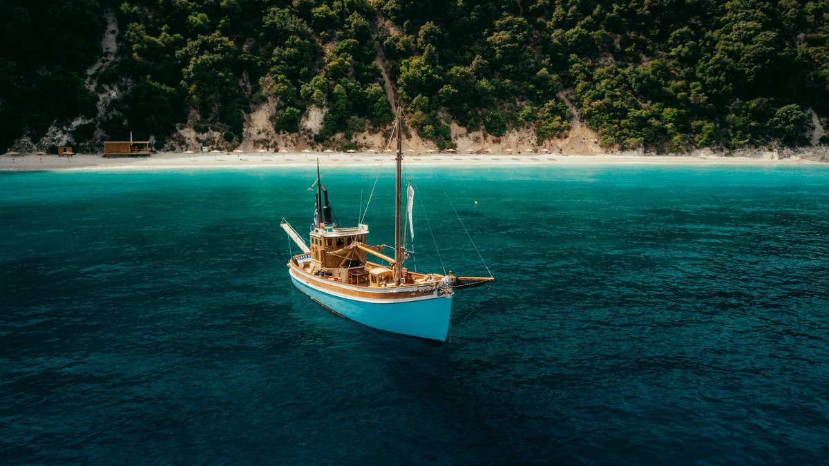Perigiali Boat Rental | Traditional boat I Ionian spirit cruises