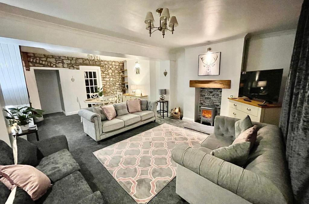 Llantarnam House | Traditional cosy PET FRIENDLY cottage by the canal with Cymru Holidays