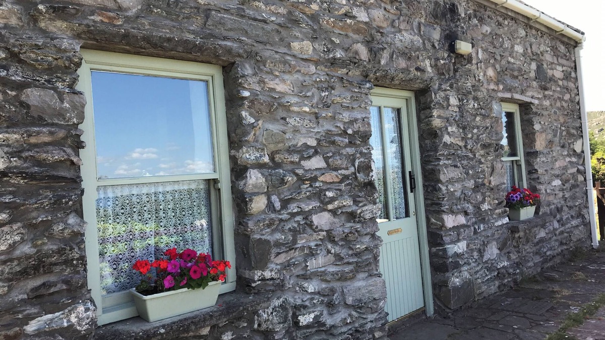 Lauragh Cottage | Traditional cosy stone cottage with sea views