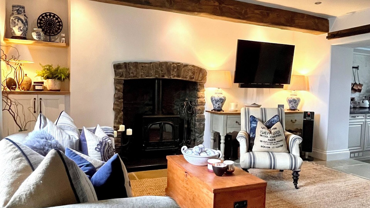 Llanybydder Cottage | Traditional cottage in rural setting near coast