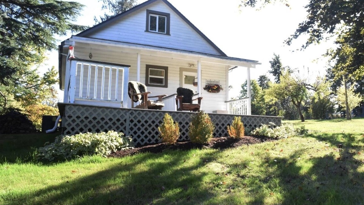 Duncan Cottage | Traditional cottage in a very quiet rural area close to town.