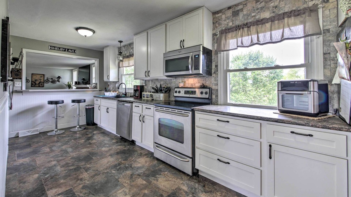 De Soto House | Traditional Country Home in De Soto w/Yard!