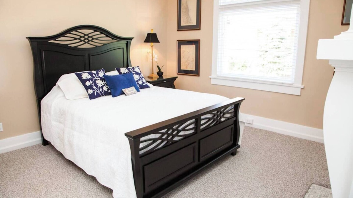 Forest Hills Apartment | Traditional decor, 2nd fl, near Oakland,DT,Monroeville,convenient to US OPEN