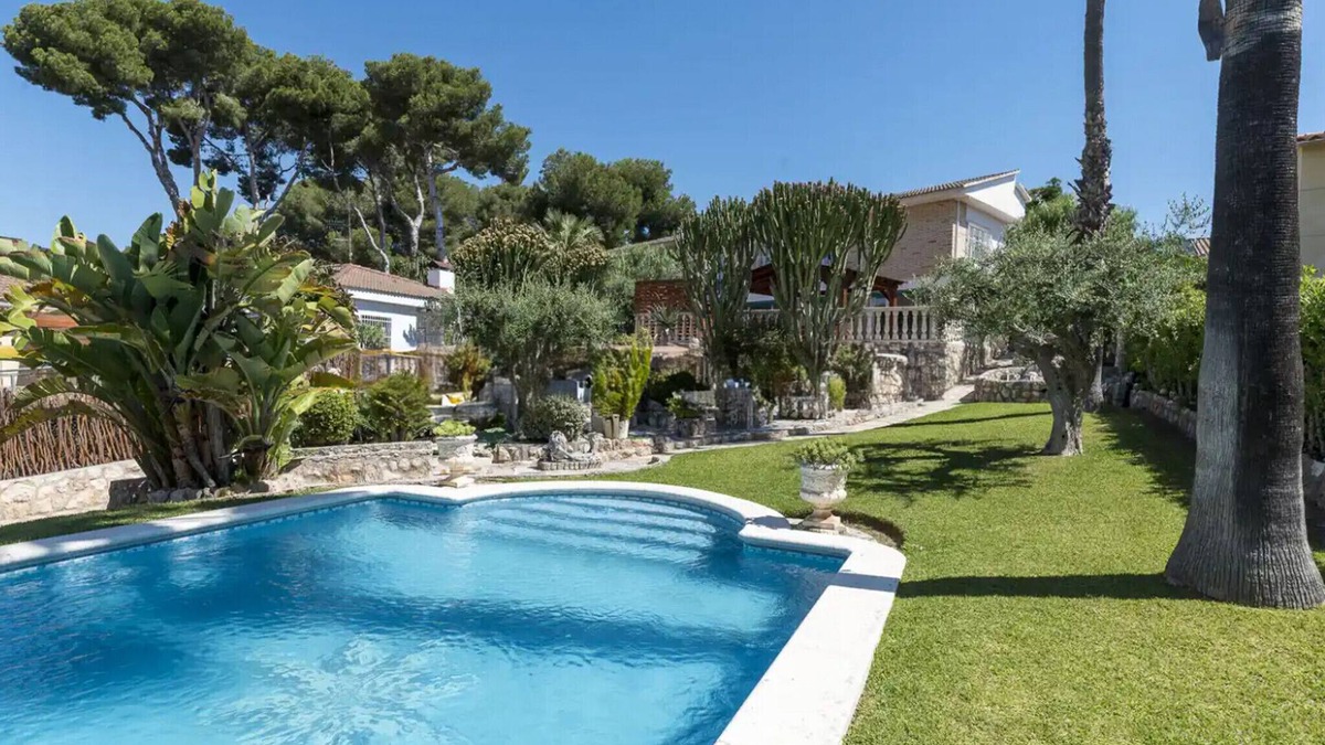 Cunit Villa | Traditional Elegance 1km to beach