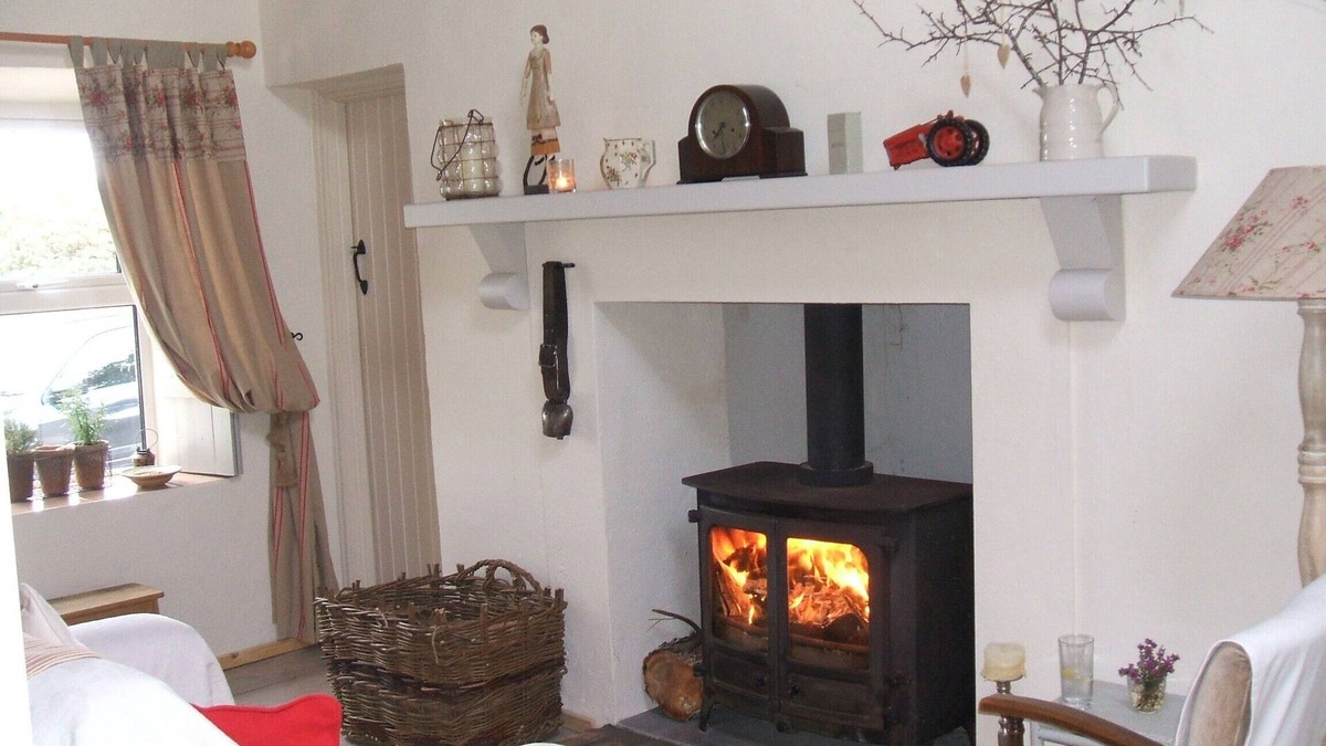 Clifden Cottage | Traditional Failte Ireland 2025 Rustic Stone Cottage With Private River Fishing.