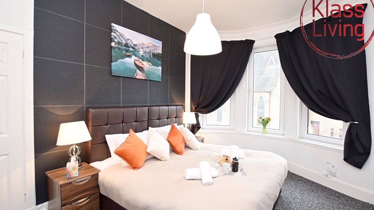 Coatbridge Apartment | Traditional first floor apartment close to train station