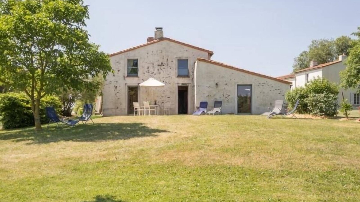 Le Loroux-Bottereau Cottage | Traditional House in a Calm Setting with Garden and Wifi