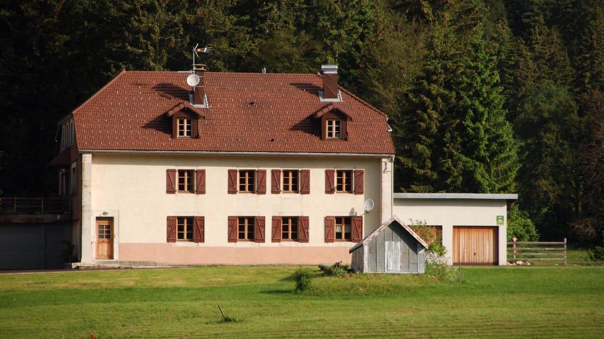 Lamoura House | Traditional Haut-Jura farmhouse at the foot of the slopes with recharging point