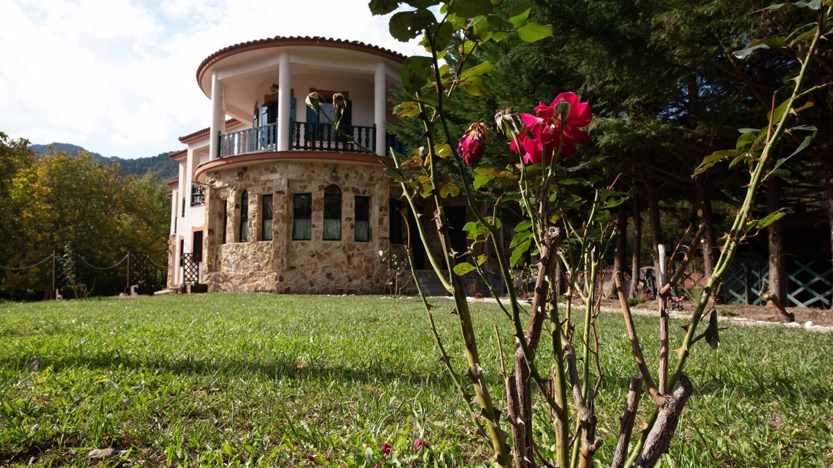 Zarouhla Hotel | Traditional hotel Stis Elenas