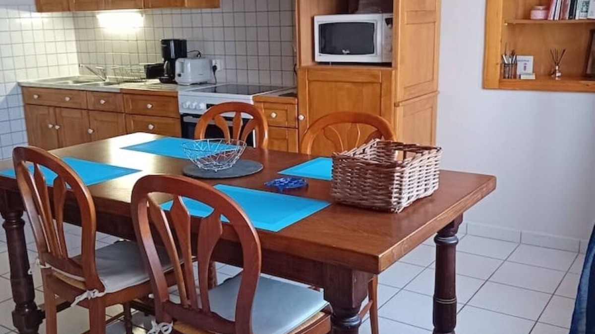 Henvic House | Traditional house in Henvic, green garden, close to the sea.