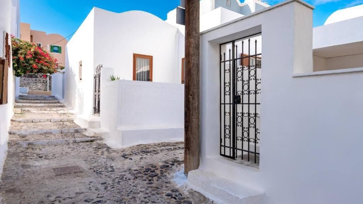 Fira House | Traditional house in the city center of Santorini