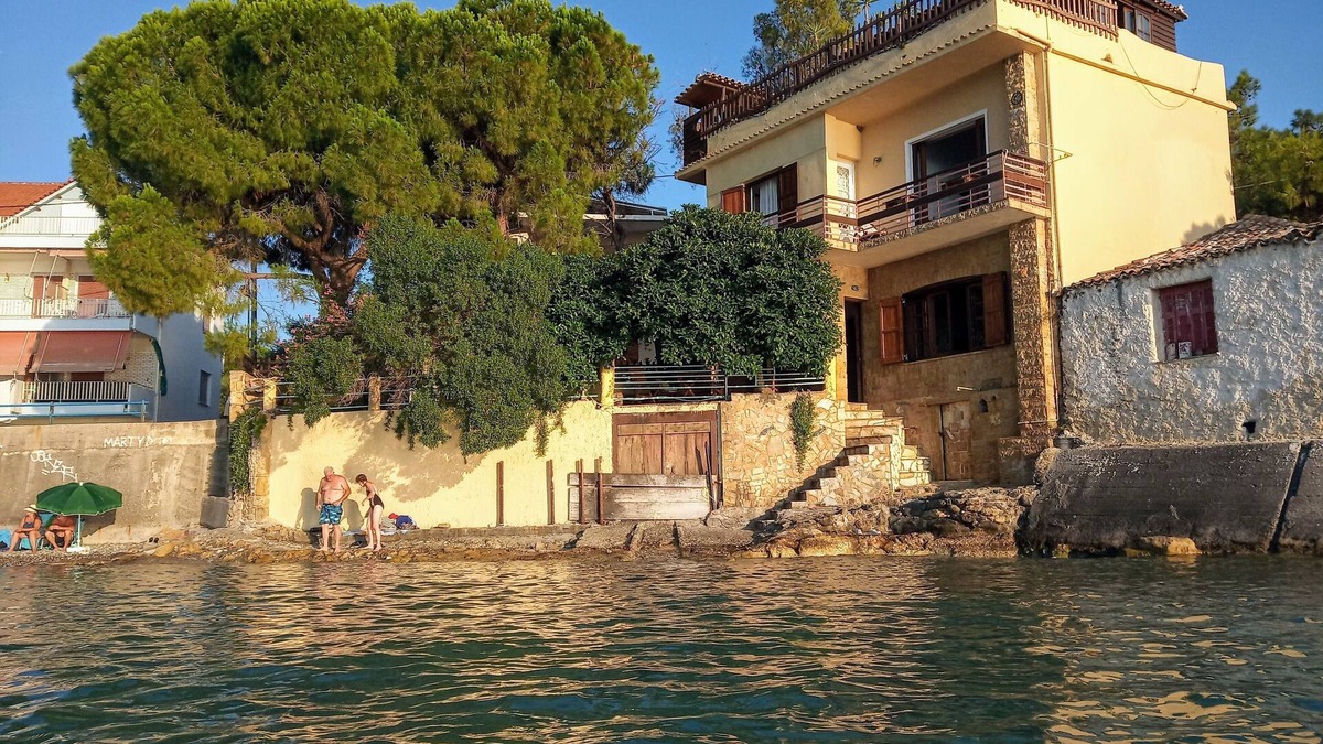 Diasella House | Traditional house over the sea wave