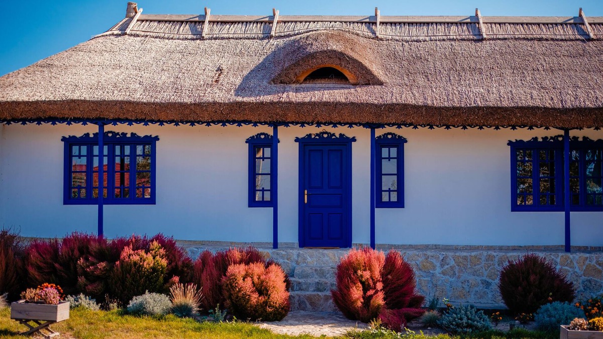 Tulcea County House | Traditional house with private 2 bedroom apartment, lake view from the garden