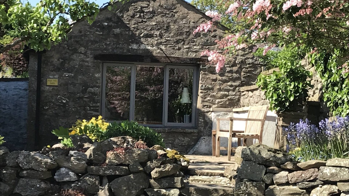 Crooklands Cottage | Traditional Lakeland Hideaway Cottage for two, close to the Lakes and Dales