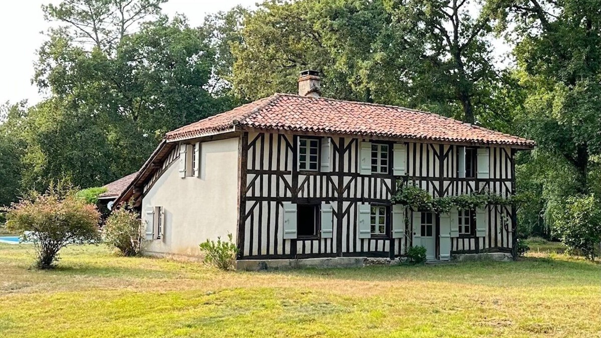 Vert House | Traditional Landes house on airial