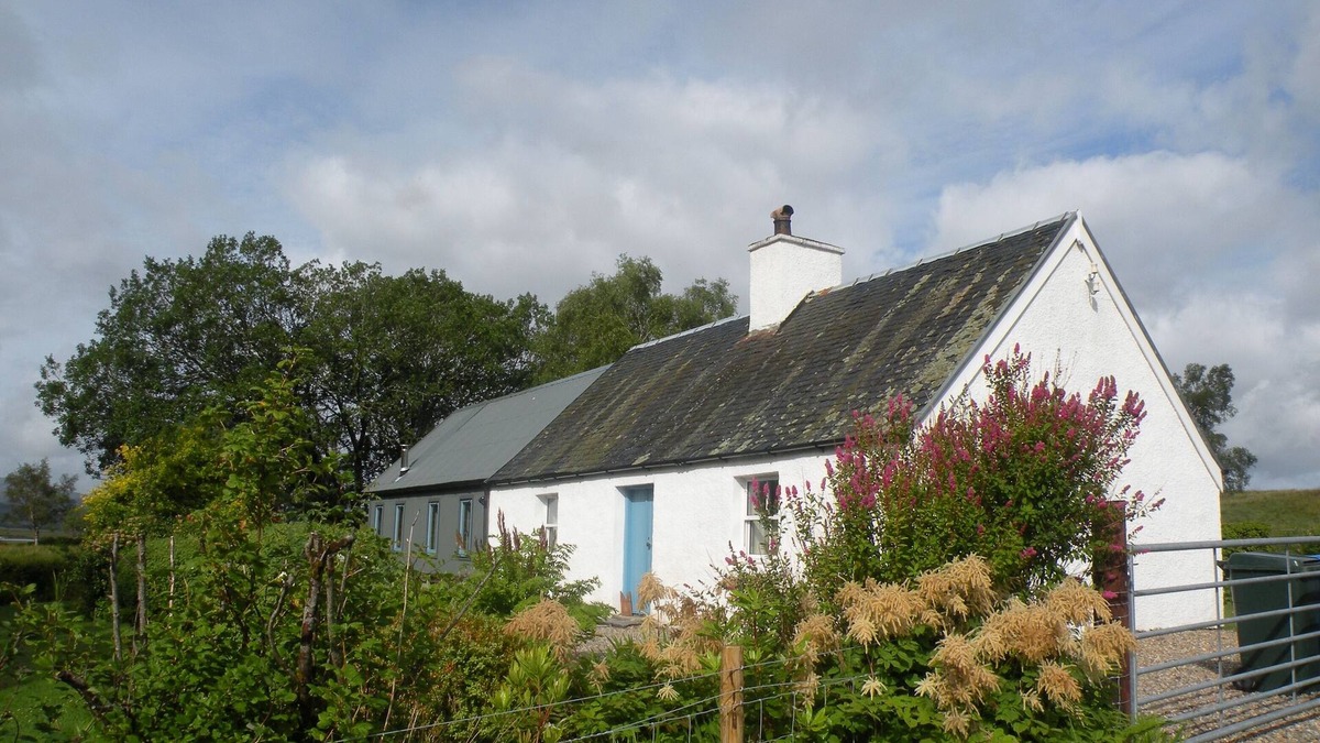 Salen Cottage | Traditional Loch Side Croft Cottage And Garden With Contemporary Extension