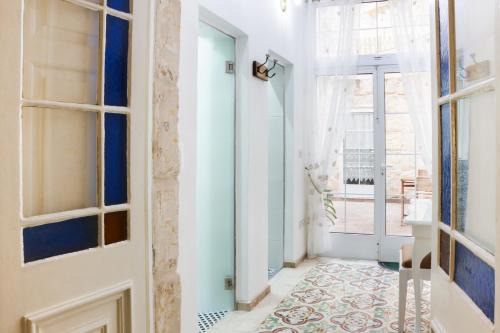 Ta' Pennellu Apartment | Traditional Maltese Maisonette with Internal Yard and Jacuzzi