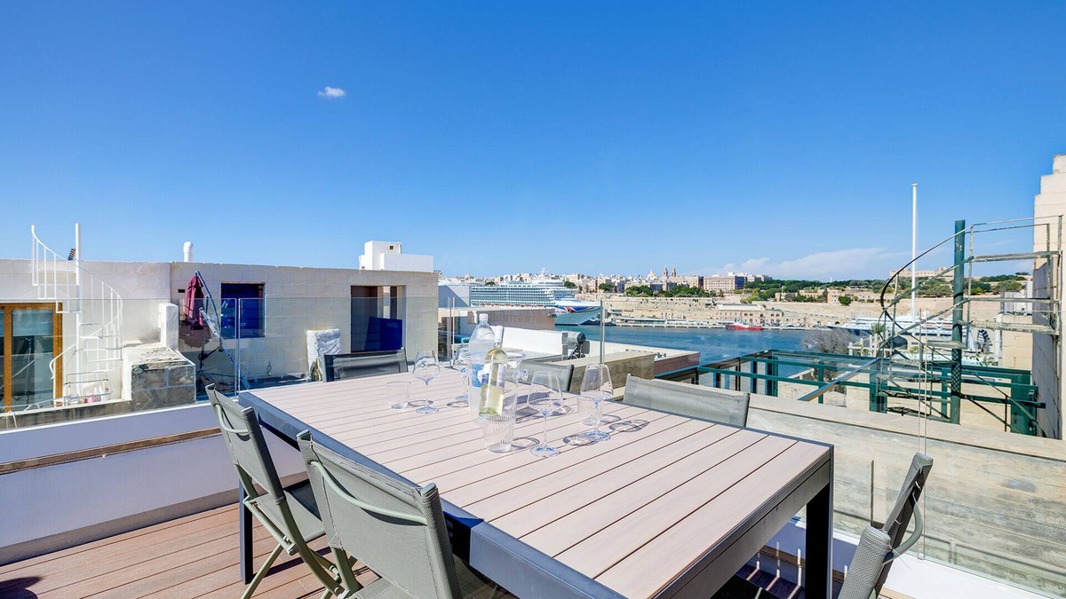 Senglea House | Traditional Maltese Townhouse wt Terrace and Pool