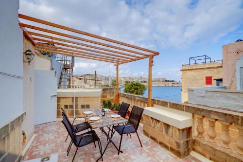 Senglea House | Traditional Maltese Townhouse with Roof Terrace
