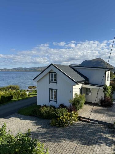 Gravdal House | Traditional Nordlandshus in Lofoten - Sea and Mountain View