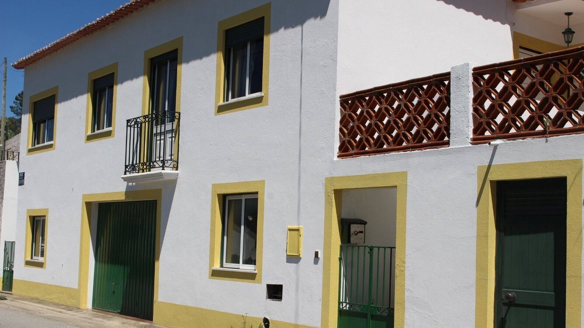 Coja House | Traditional Portugese house amid wooded hills