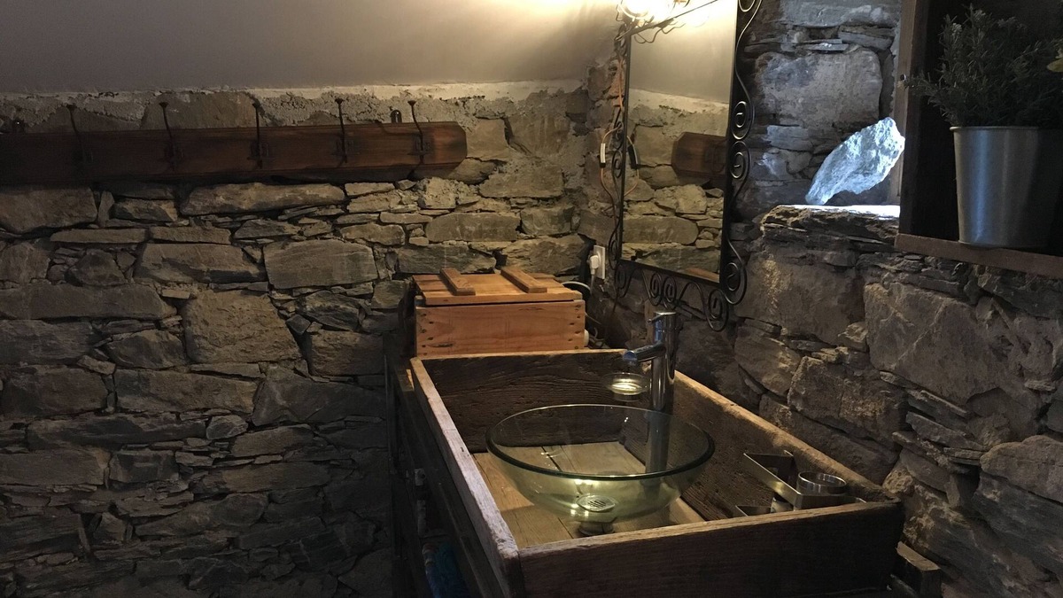 Cambia House | TRADITIONAL RESTORED STONE HOUSE ON RIVERSIDE