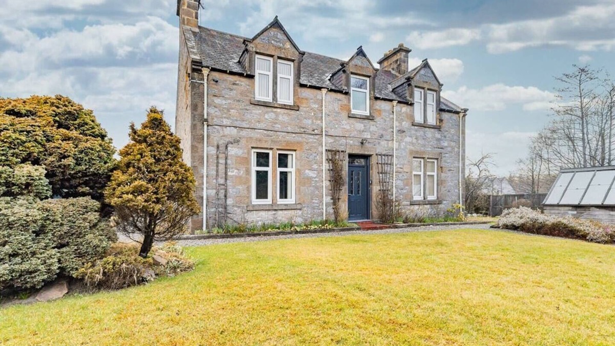 Dufftown House | Traditional Scottish family home comprising 4 large bedrooms