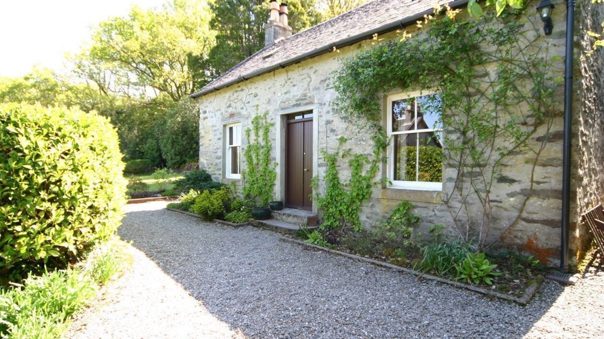 Cairndow Cottage | Traditional Springburn cottage, Loch Fyne 50m, sleeps 5