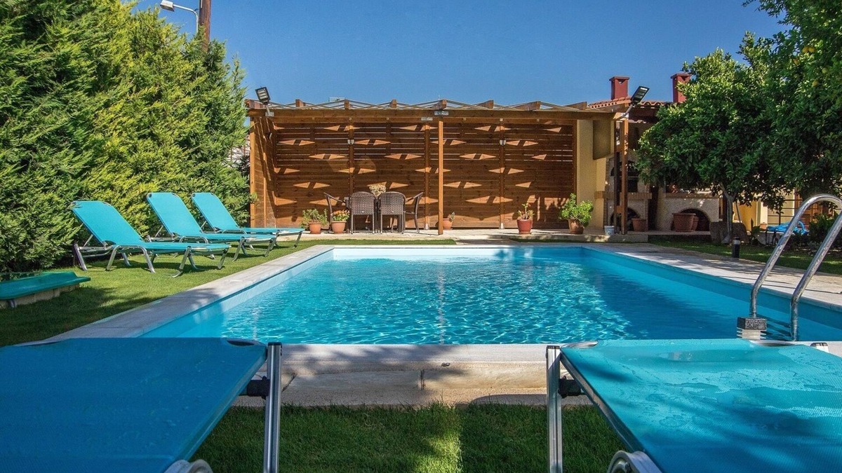 Melidoni House | Traditional Stone Apartments with pool